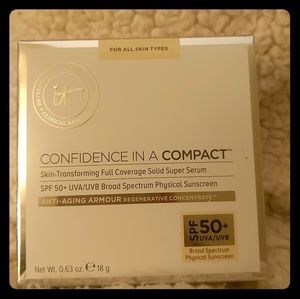 iT Cosmetics Confidence in a Compact